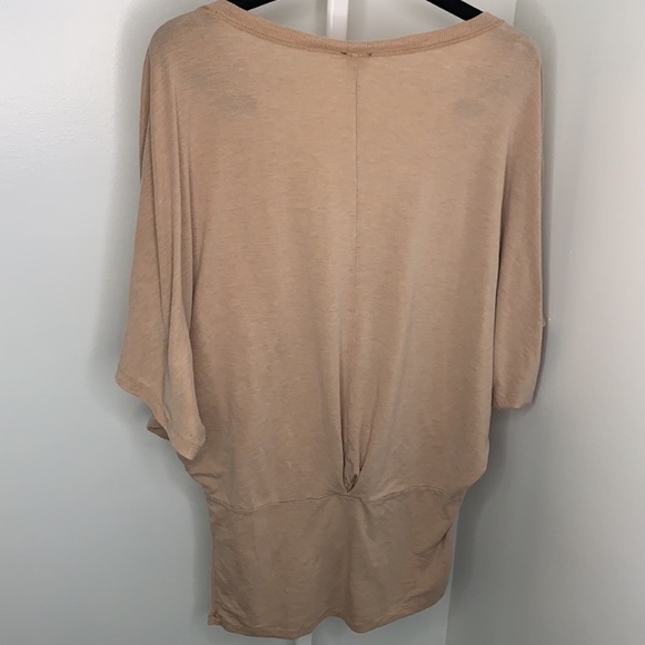 Aritzia Wilfred V Neck Tan T-Shirt Short Sleeve - Picture 8 of 8